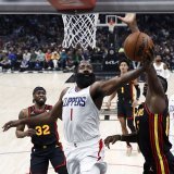 Clint Capela (à droite) au duel avec son ancien coéquipier James Harden. KEYSTONE/EPA/CAROLINE BREHMAN